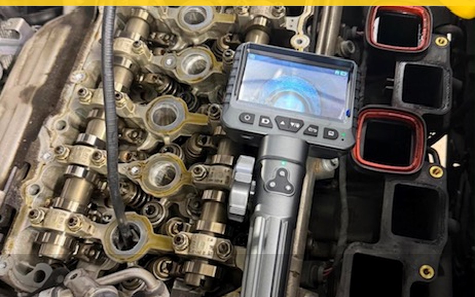 Inspección interna de motor con boroscopio automotriz