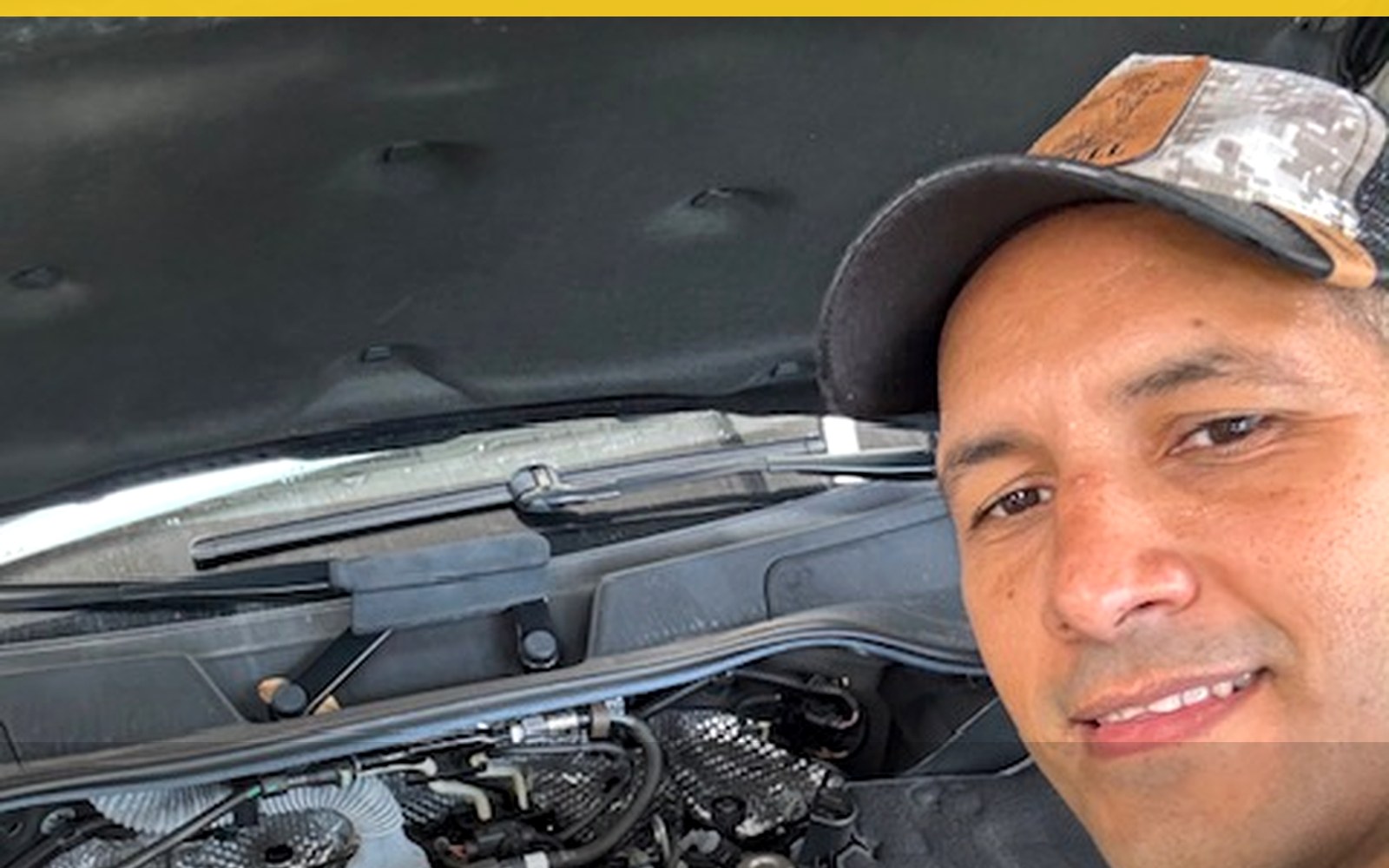 Mecánico realizando diagnóstico en motor Porsche