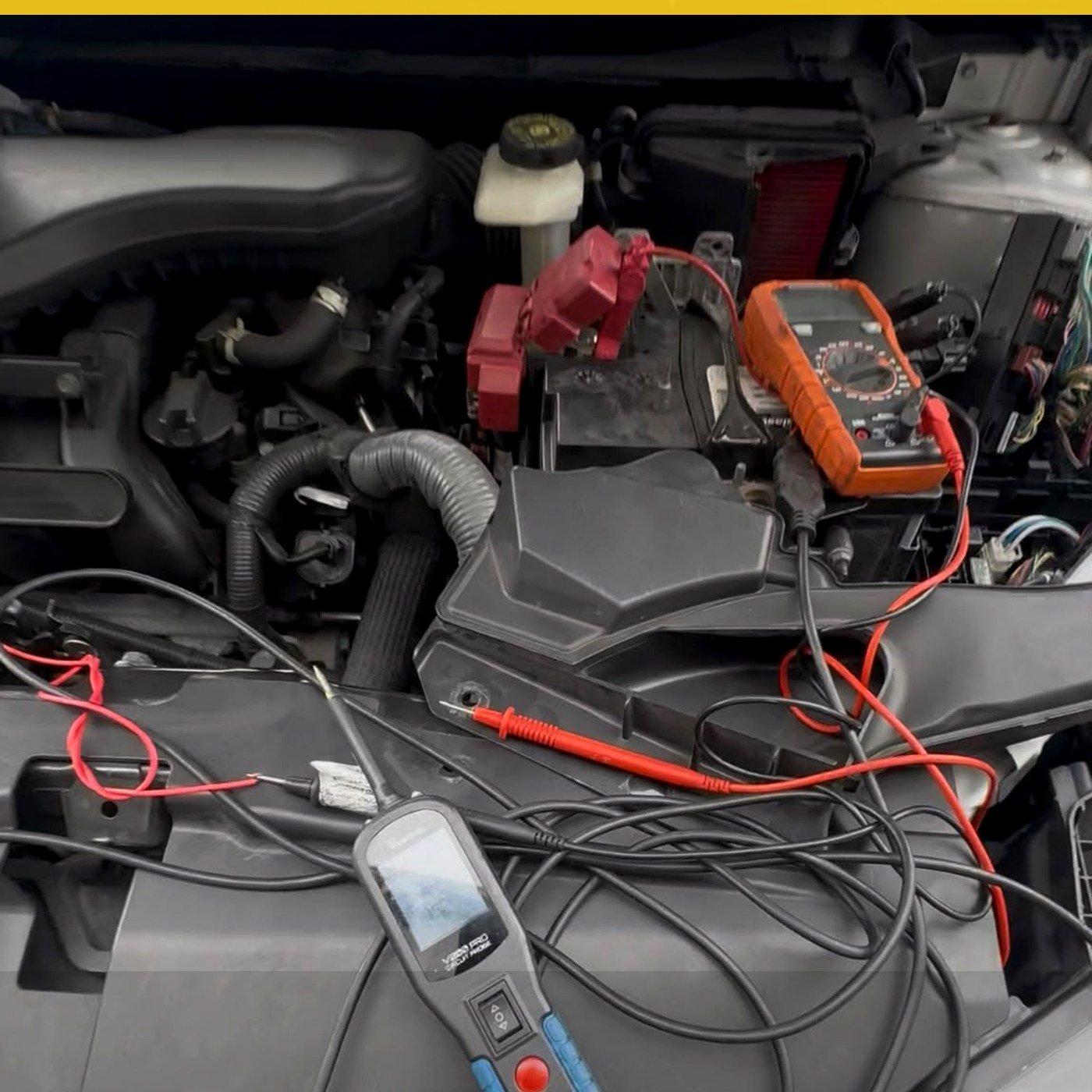 Pruebas eléctricas con multímetro y punta lógica en motor