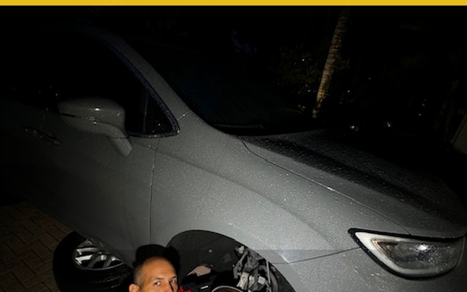 Servicio mecánico nocturno en vehículo